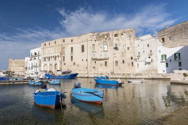Blick auf den Hafen von Monopoli mit Fischerbooten, Apulien, Italien. — Stockfoto