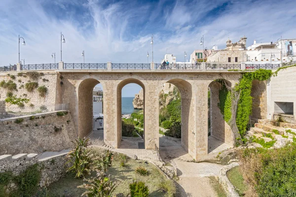 Γέφυρα πάνω από τη διάσημη παραλία Lama Monachile στο Polignano a Mare. — Φωτογραφία Αρχείου