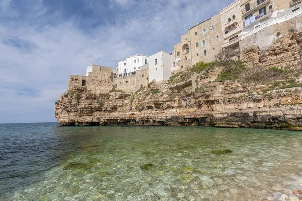 Lama monachile beach, polignano a mare, apulien, italien. — Stockfoto