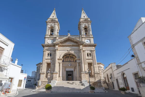 Cathedral Basilica of Saints Cosmas and Damian in Alberobello. — Stok Foto