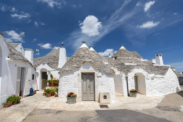 Unieke Trulli huizen, in Alberobello, Puglia, Italië. — Stockfoto