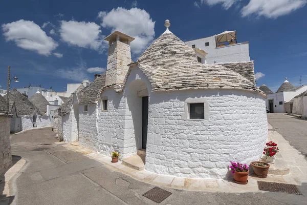 Unique Trulli houses, en Alberobello, Puglia, Italia . — Foto de Stock