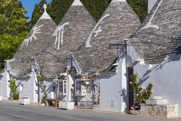 Una fila de Trulli House en Alberobello, Puglia, Apulia, Italia . — Foto de Stock