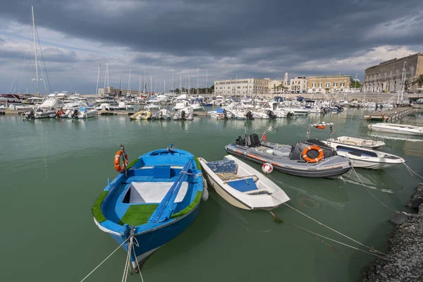 Fischerboote im Hafen von Trani, Apulien, Süditalien. — Stockfoto