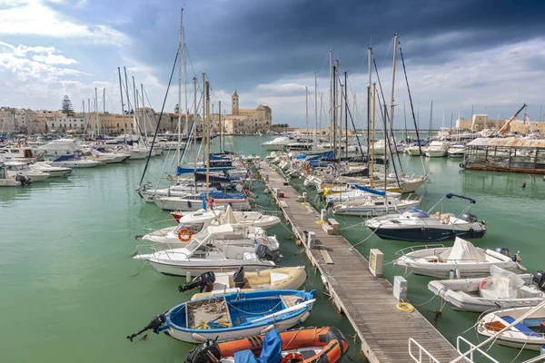 Fischerboote, Yachten und Motorboote im Hafen von Trani. — Stockfoto