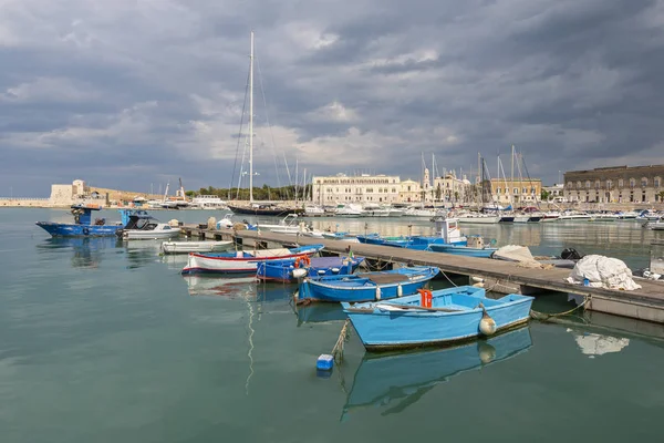 Fischerboote im Hafen von Trani, Apulien, Süditalien. — Stockfoto