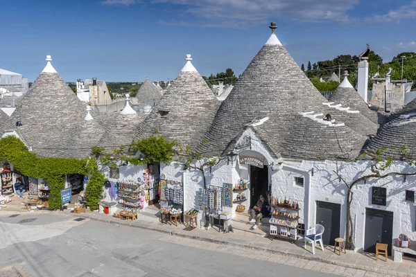 Una fila de Trulli House en Alberobello, Puglia, Apulia, Italia . — Foto de Stock