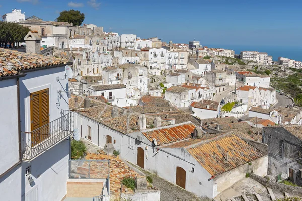 Casas brancas de Monte Sant 'Angelo, Gargano, Puglia, Itália . — Fotografia de Stock