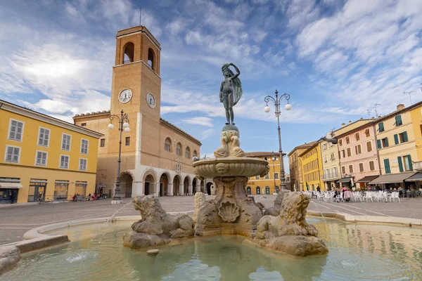 Fontanna Fortuny i Palazzo del Podesta, Fano, Pesaro, Włochy — Zdjęcie stockowe