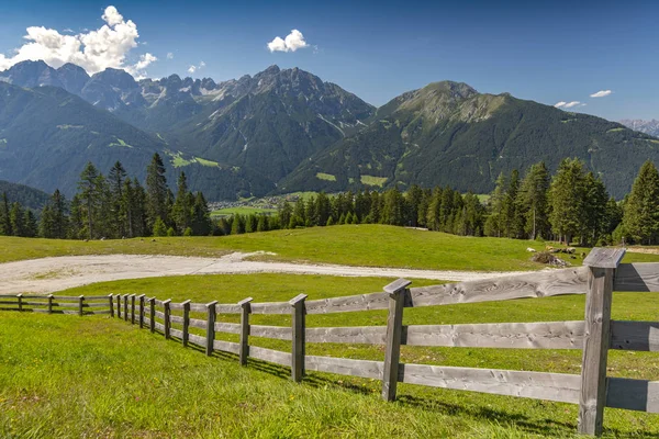 Serles montaña de los Alpes Stubai, Austria . — Foto de Stock