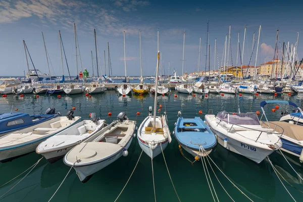 Balıkçı tekneleri, yelkenlileri ve yatları olan Piran marinası, Slovenya.