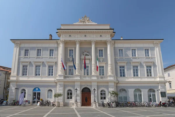 Stadhuis op het Tartini-plein in Piran, Slovenië. — Stockfoto