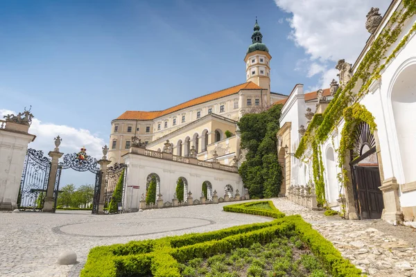 Castelo de Mikulov na cidade de Mikulov na Morávia do Sul . Fotografias De Stock Royalty-Free