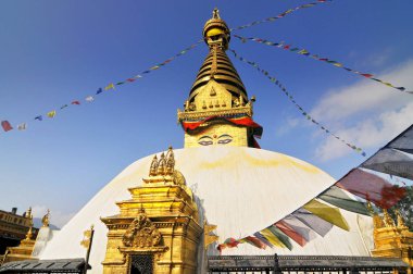 Katmandu, Nepal 'de bayraklı Swayambhunath Stupa (maymun tapınağı).