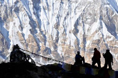 Annapurna Koruma Alanındaki Yürüyüşçüler, Nepal Himalaya 'daki Annapurna Ana Kampı.