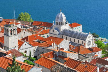 St. James Katedrali, Hırvatistan 'ın Sibenik kentinde üç maymun ve bir kubbe bulunan üçlü bir nav bazilikasıdır..