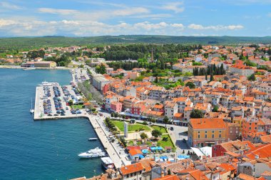 Hırvatistan, İstriya, Rovinj, Rovinj ve yarımadanın Panoramik manzarası.