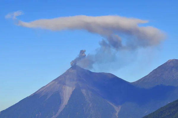 Guatemala, Volcan de Fuego, aktivní stratovolcano. — Stock fotografie
