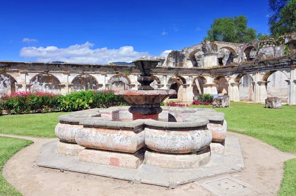 Guatemala, Antigua, Capuchinas templom és kolostor, fő szökőkút. — Stock Fotó