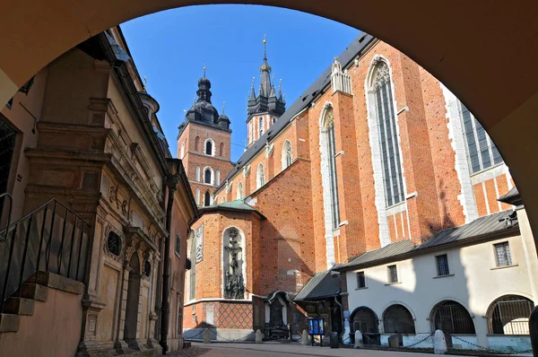 Polonya, Krakow, Bakire Meryem Bazilikası. — Stok fotoğraf