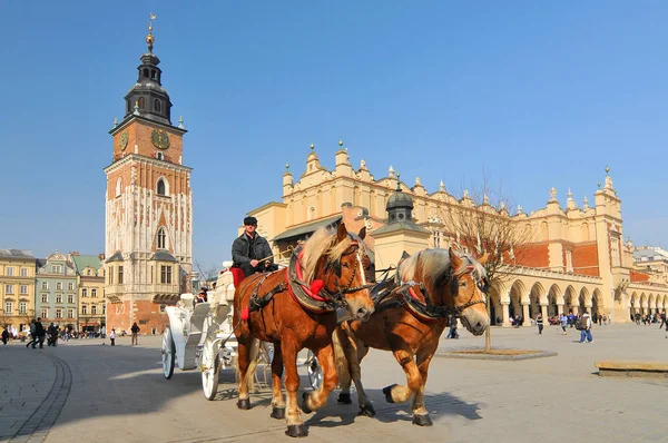 Конный экипаж и Ткань зал (Sukiennice) на главной рыночной площади Краков, Польша . — стоковое фото