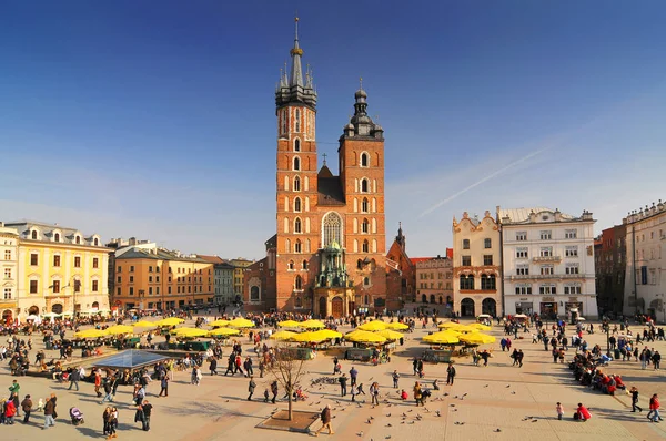 Polonya, Krakow, Ana Pazar Meydanı, St Mary Kilisesi. — Stok fotoğraf