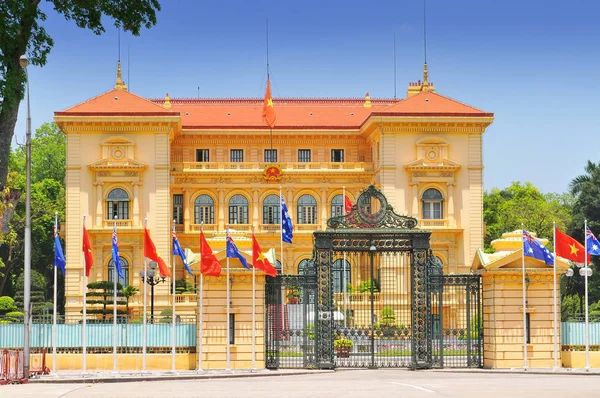 Vietnam, Hanoi, Het presidentiële paleis van Vietnam, gelegen in de stad Hanoi, huis van de Franse gouverneur-generaal van Indochina. — Stockfoto