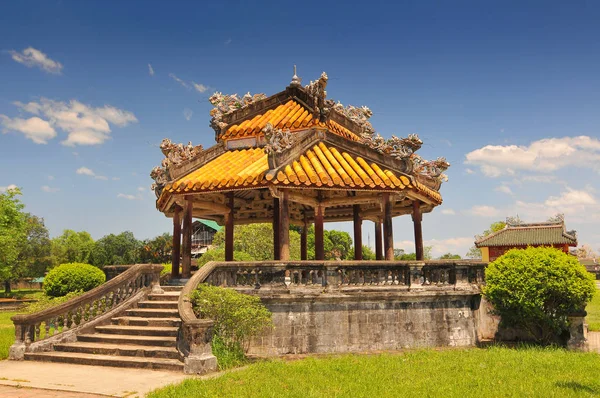 Pagoda belsejében a Purple Tiltott Város (Imperial City) Hue Közép-Vietnamban. — Stock Fotó