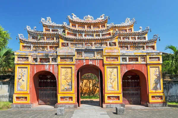 İmparatorluk Şehri 'ndeki antik tapınak kapıları, Mor Yasak Şehir, Hue, Vietnam. — Stok fotoğraf