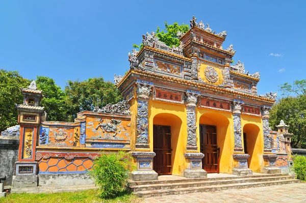 Antichi cancelli del tempio nella Città Imperiale, (La Città Proibita Viola) Hue, Vietnam . — Foto Stock