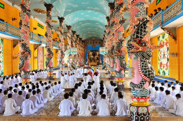 Vietnam, Cantho Prov, Delta del Mekong, Oración y Ceremonia del mediodía en el Templo de Cao Dai . — Foto de Stock