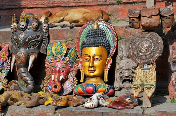 Nepal, Katmandu, Ganesha Elephant God Head Mask och de andra souvenirerna på gatumarknaden. — Stockfoto