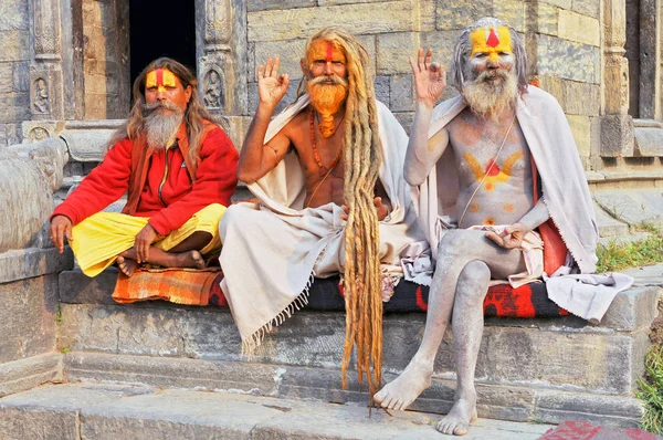 Nepal, Katmandu. Sadhu Pashupatinath tapınağının önündeki kutsal adamlar. — Stok fotoğraf