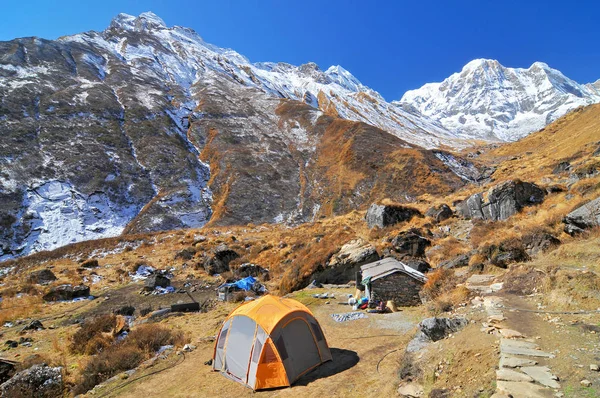 Népal, aire de conservation de l'Annapurna, Tentes près du camp de base de Machhapuchhre . — Photo
