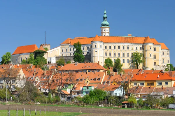 Mikulov Kalesi, Çek Cumhuriyeti 'nin Güney Moravya kentindeki Mikulov kasabasında yer almaktadır.. — Stok fotoğraf