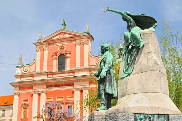 Eslovenia, Liubliana, Plaza de Preserven, Iglesia de la Anunciación y Monumento a Francia Preserven, el poeta más grande de Eslovenia, Liubliana . — Foto de Stock