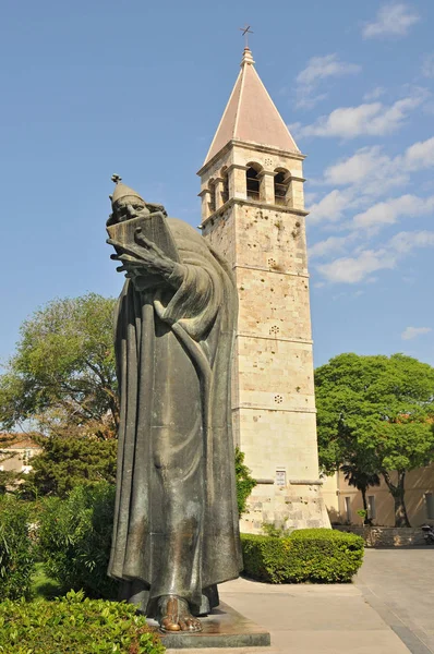 Croatie, Split, Statue de l'évêque Grégoire de Nin et clocher, Split . — Photo
