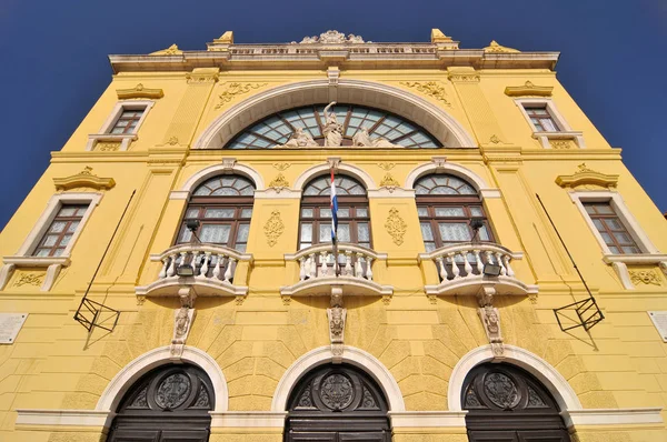 Kroatië, Split, Kroatisch Nationaal Theater in Split, gebouwd in 1893 en later gerenoveerd. — Stockfoto