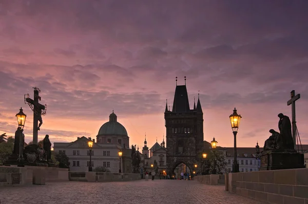 Karlův most (Karlův most) a Staroměstská věž při východu slunce, Praha. — Stock fotografie