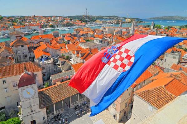 Bandeira e vista de Trogir da Catedral de São Lourenço, Croácia . Fotos De Bancos De Imagens