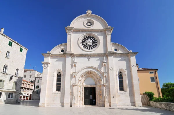 A Catedral de St. James é uma basílica tripla nave com três absides e uma cúpula na cidade de Sibenik, Croácia . Imagem De Stock