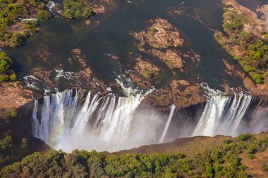 Victoria Falls, dünyanın en büyük su perdesi. Şelale ve çevre alan Ulusal Parklar ve Dünya Mirası Alanı, Zambiya ve Zimbabwe 'dir..