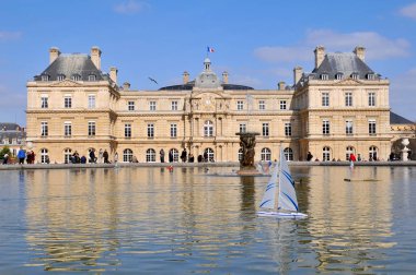 Lüksemburg Bahçesi 'ndeki (Jardin) Lüksemburg Sarayı' nın (Palais) önündeki havuzda tahta tekne oyuncakları.