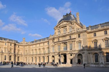 Louvre Müzesi dünyanın en büyük sanat müzesi ve Paris, Fransa 'da tarihi bir anıt..