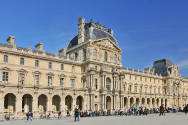 Louvre sanat galerisi ve Paris Müzesi 'nin önünde ziyaretçiler var..