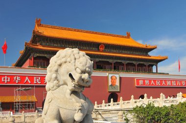 Tiananmen Meydanı Pekin 'de arka planda Mao Zedong' un portresi olan Yasak Şehir Girişini koruyan bir aslan heykeli..