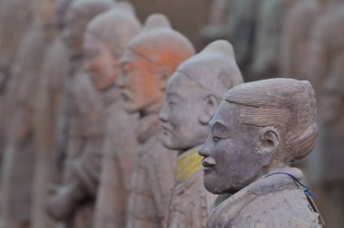 Terracotta Ordusu, Çin 'in ilk imparatoru Qin Shi Huang' ın ordularını tasvir eden bir terracotta heykeli koleksiyonudur..