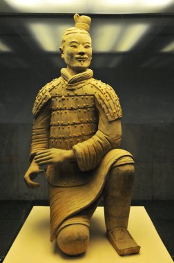 Çin 'in Xi' an kentindeki Qin Shi Huang Anıtmezarı yakınlarındaki çukurlarda gömülü binlerce savaşçı heykelinin bulunduğu Terracotta Ordusu 'nun (Asker ve At Cenaze Heykeli) manzarası.