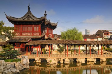 Billows, Yu Garden veya Yuyuan Garden 'ı Dinleme Pavyonu' nun manzarası Çin 'in Eski Şangay şehrinin kuzeydoğusundaki Şehir Tanrısı Tapınağı' nın yanında yer alan geniş bir Çin bahçesi..