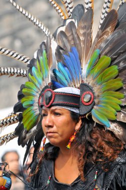 Metropolitan Katedrali Zocalo 'nun geleneksel Aztek dansçısı, Mexico City.